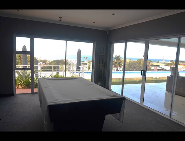 5 BEDROOM HOUSE FOR SALE IN JEFFREYS BAY CENTRAL
